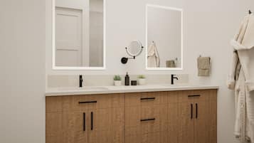 Douche, douche à « effet pluie », articles de toilette écologiques