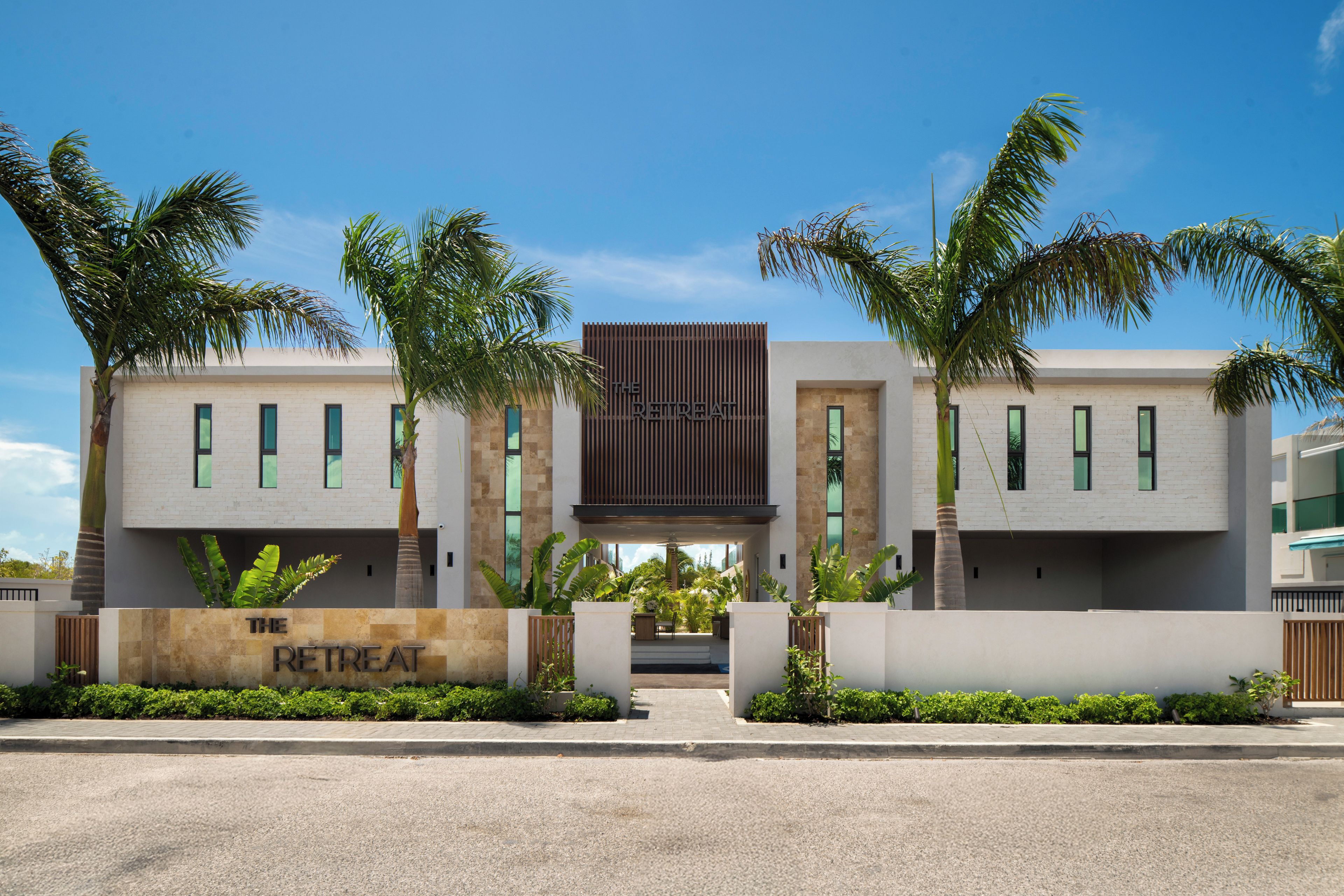 Un edificio moderno con un letrero que dice 'The Retreat'.