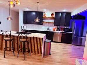 Fridge, microwave, oven, stovetop - DFW Getaway (Irving)