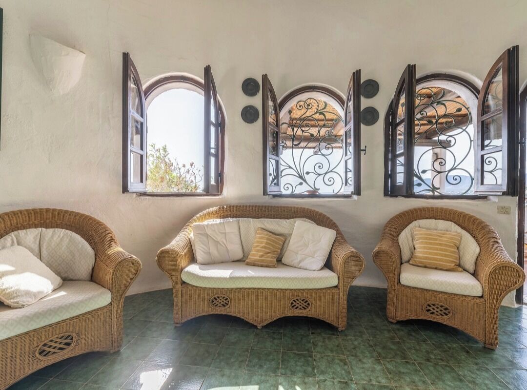 Una televisión, una chimenea