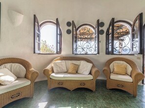 Una televisión, una chimenea