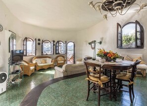 Una televisión, una chimenea