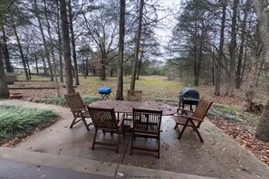 Outdoor dining - Peaceful Pond Cottage (Ravenna)