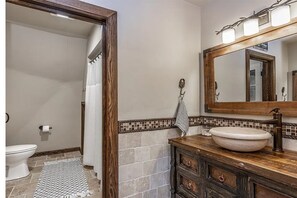 Hair dryer, towels, soap, toilet paper - Peaceful Pond Cottage (Ravenna)