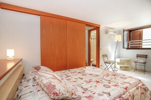 3 slaapkamers, een strijkplank/strijkijzer, gratis wifi, beddengoed