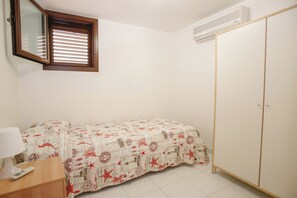3 bedrooms, iron/ironing board, free WiFi, bed sheets - VERY NICE RENOVATED APARTMENT ONLY 50 METERS FROM THE BEACH! (Donnalucata)