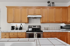 Fridge, microwave, oven, stovetop - Meander Retreat | Family Friendly + Great Location (Turlock)