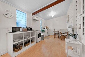 Fridge, microwave, oven, stovetop - Settlers Cottage - Mayfield Vineyard in Orange (Emu Swamp)