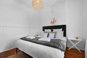 2 bedrooms, iron/ironing board, WiFi, bed sheets - Settlers Cottage - Mayfield Vineyard in Orange (Emu Swamp)