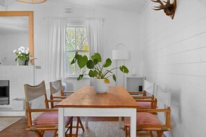 Dining - Settlers Cottage - Mayfield Vineyard in Orange (Emu Swamp)