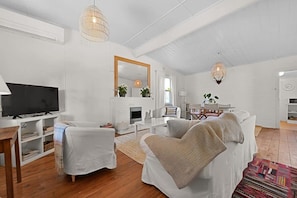 TV - Settlers Cottage - Mayfield Vineyard in Orange (Emu Swamp)