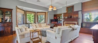 5 Bedroom Charming Homestead on Vineyard