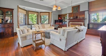 5 Bedroom Charming Homestead on Vineyard