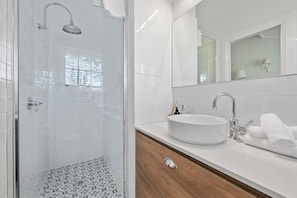 Een douche, een haardroger, handdoeken