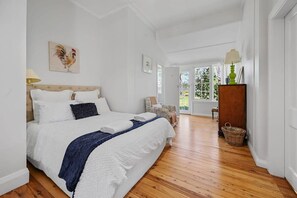 5 slaapkamers, een bureau, een strijkplank/strijkijzer, wifi