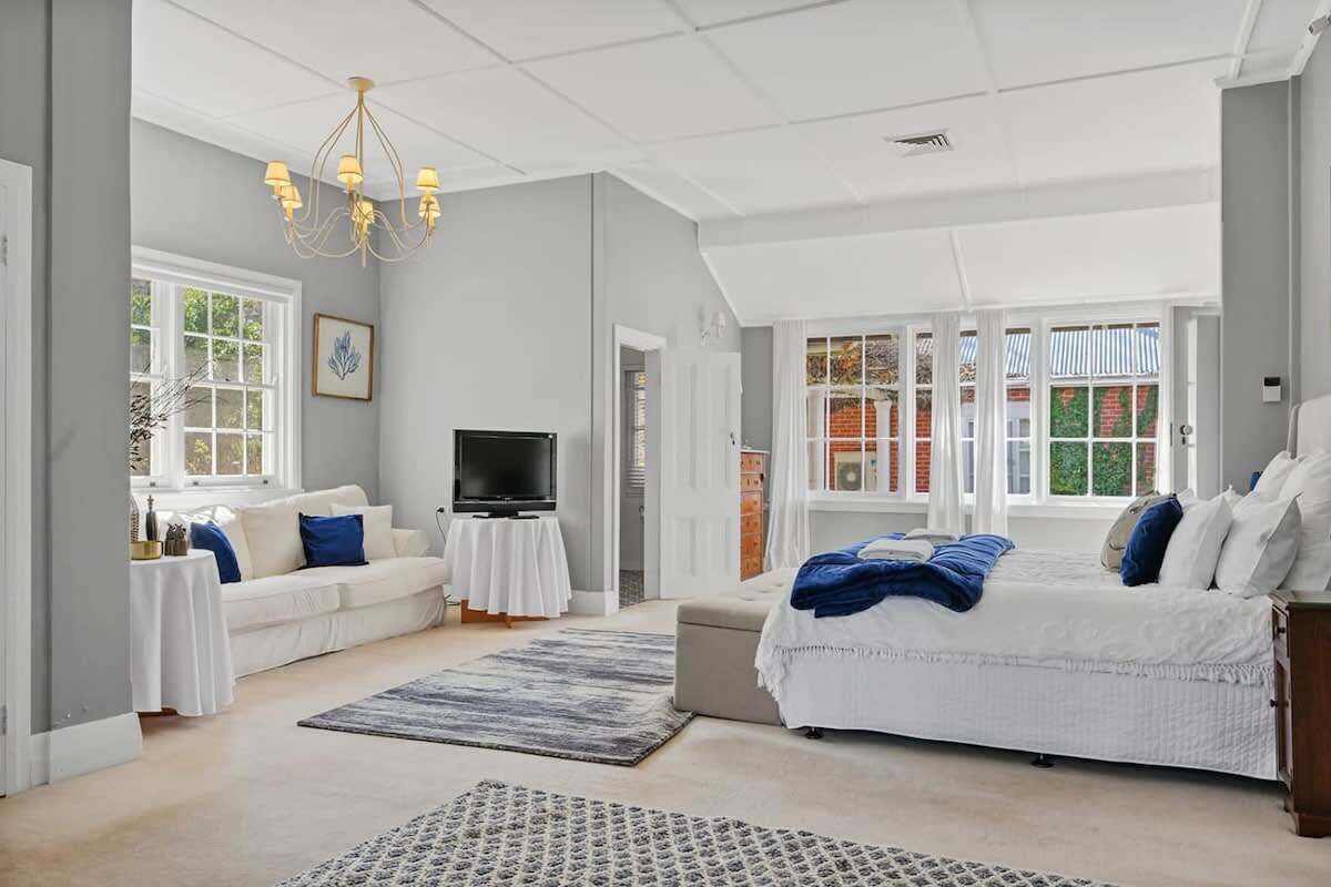 5 bedrooms, desk, iron/ironing board, WiFi