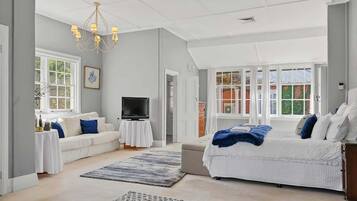 5 bedrooms, desk, iron/ironing board, WiFi