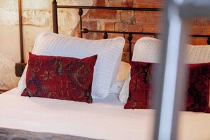 Desk, iron/ironing board, WiFi, bed sheets