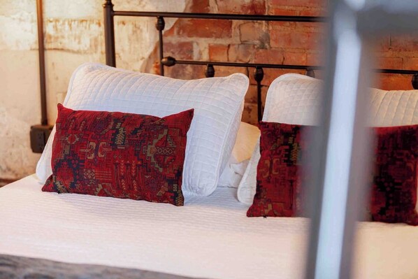 Desk, iron/ironing board, WiFi, bed sheets