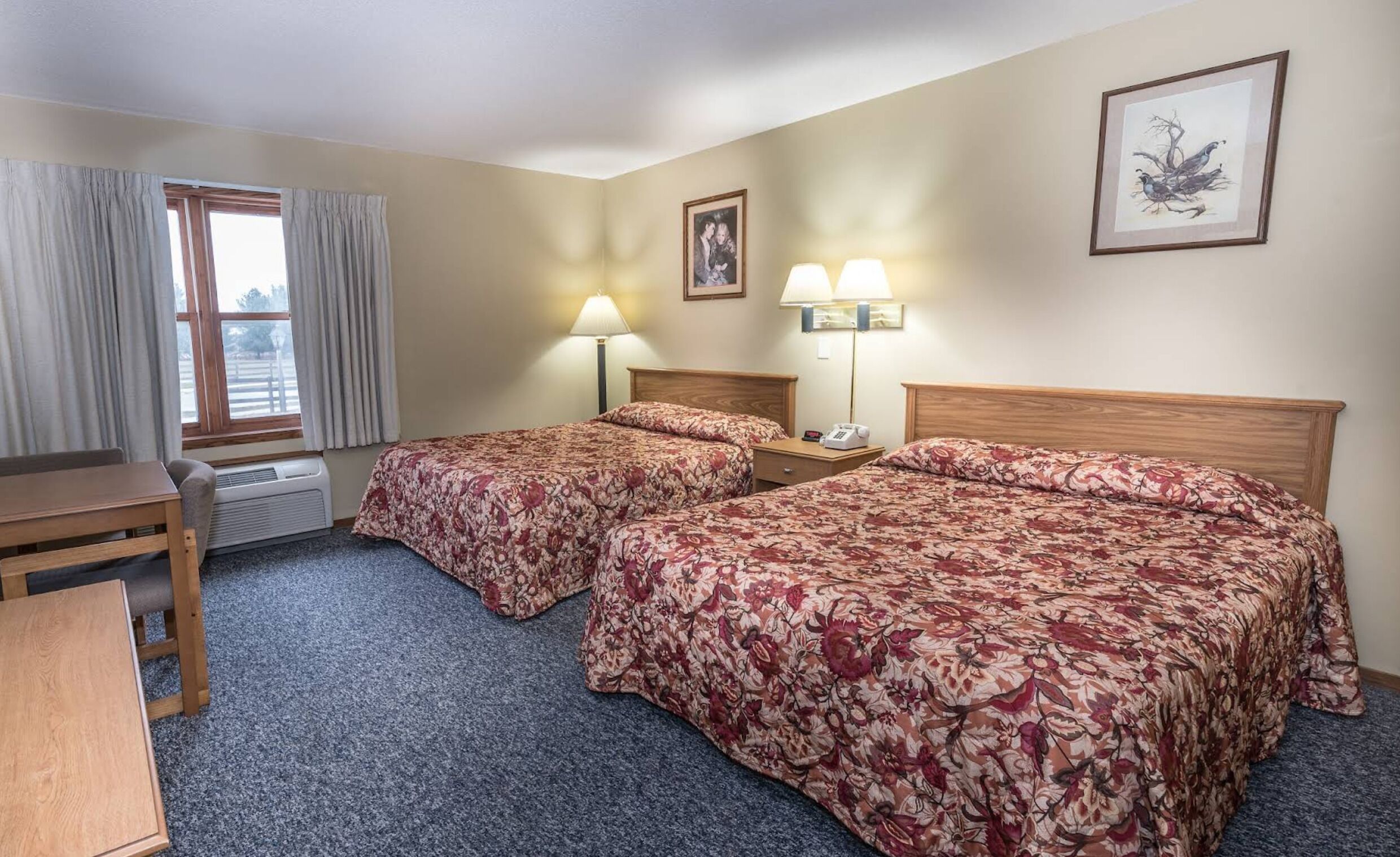 Habitación Deluxe doble, 2 camas de matrimonio, no fumadores | Espacio para trabajar con un portátil y cortinas opacas