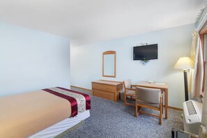 Habitació clàssica, 1 llit de matrimoni, no fumadors | Espai de treball apte per a portàtils i cortines opaques 