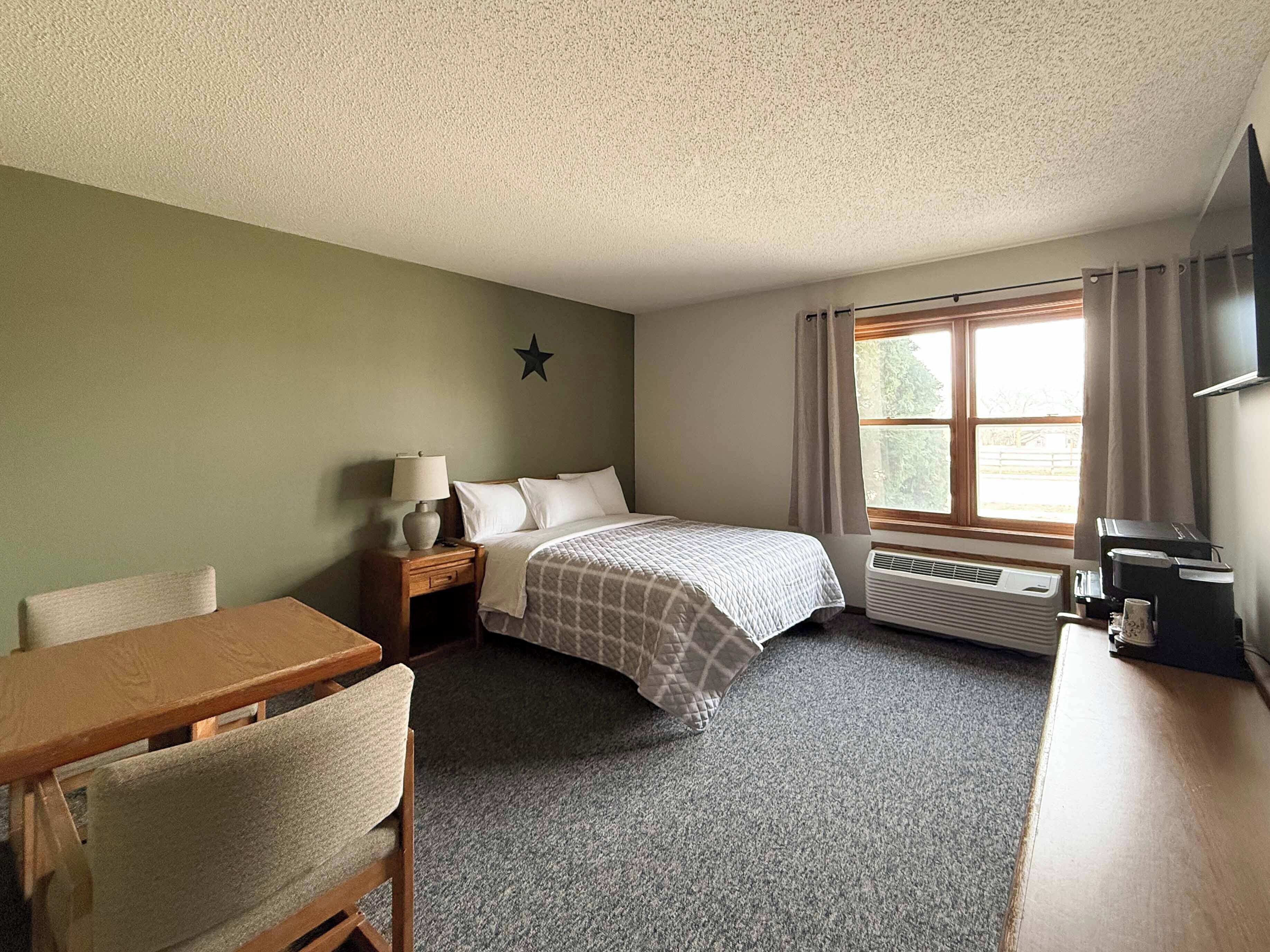 Laptop workspace, blackout drapes, iron/ironing board, free WiFi