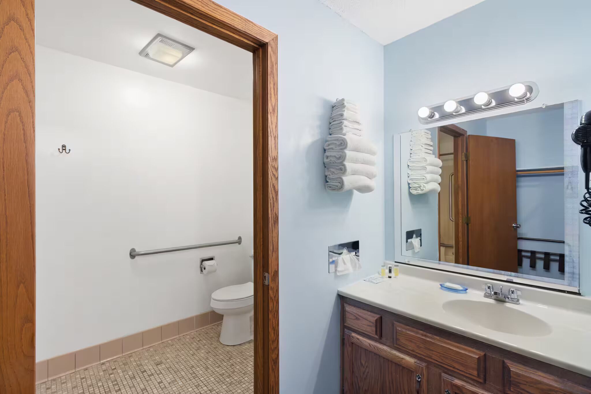 Ducha y bañera combinadas y artículos de higiene personal gratuitos