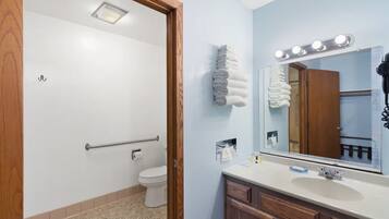 Ducha y bañera combinadas y artículos de higiene personal gratuitos