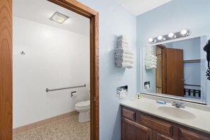 Combinació de dutxa i banyera i articles de tocador gratuïts 