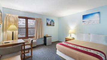 Habitación clásica, 1 cama de matrimonio, no fumadores | Espacio para trabajar con un portátil y cortinas opacas