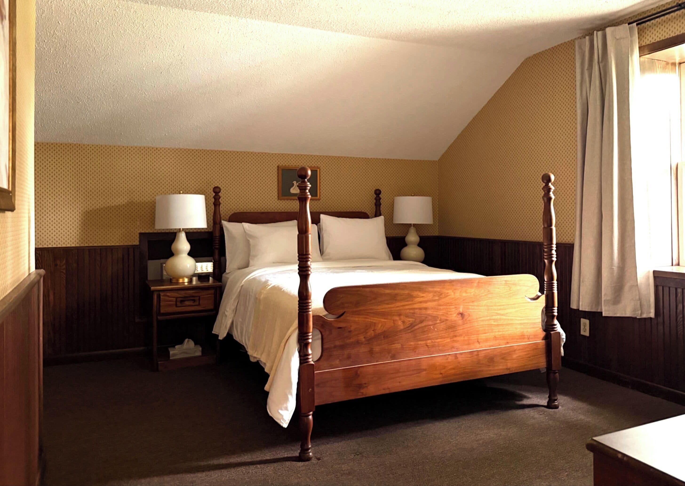 Premium Room, 1 Queen Bed, Non Smoking | Laptop workspace, blackout drapes, iron/ironing board, free WiFi