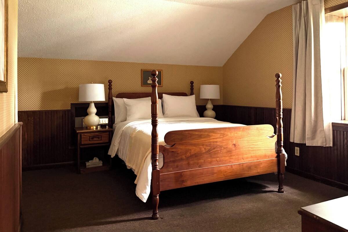 Premium Room, 1 Queen Bed, Non Smoking | Laptop workspace, blackout curtains, iron/ironing board (on request)