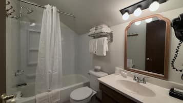 Quarto premium, 1 cama Queen, para não fumantes | Banheiro | Chuveiro/banheira combinados, chuveiro com efeito de chuva