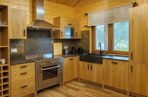 Fridge, microwave, oven, stovetop - Chalet on private land with garden - 10 min from Disneyland Paris (Montévrain)