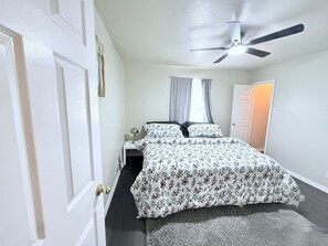 3 bedrooms, iron/ironing board, WiFi, bed sheets - Urban Oasis (Killeen)