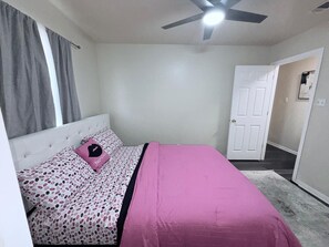 3 habitaciones, tabla de planchar con plancha, wifi y ropa de cama 