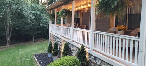 Tranquil 3-bedroom home in woods with pool,trail and AC in charming Douglasville
