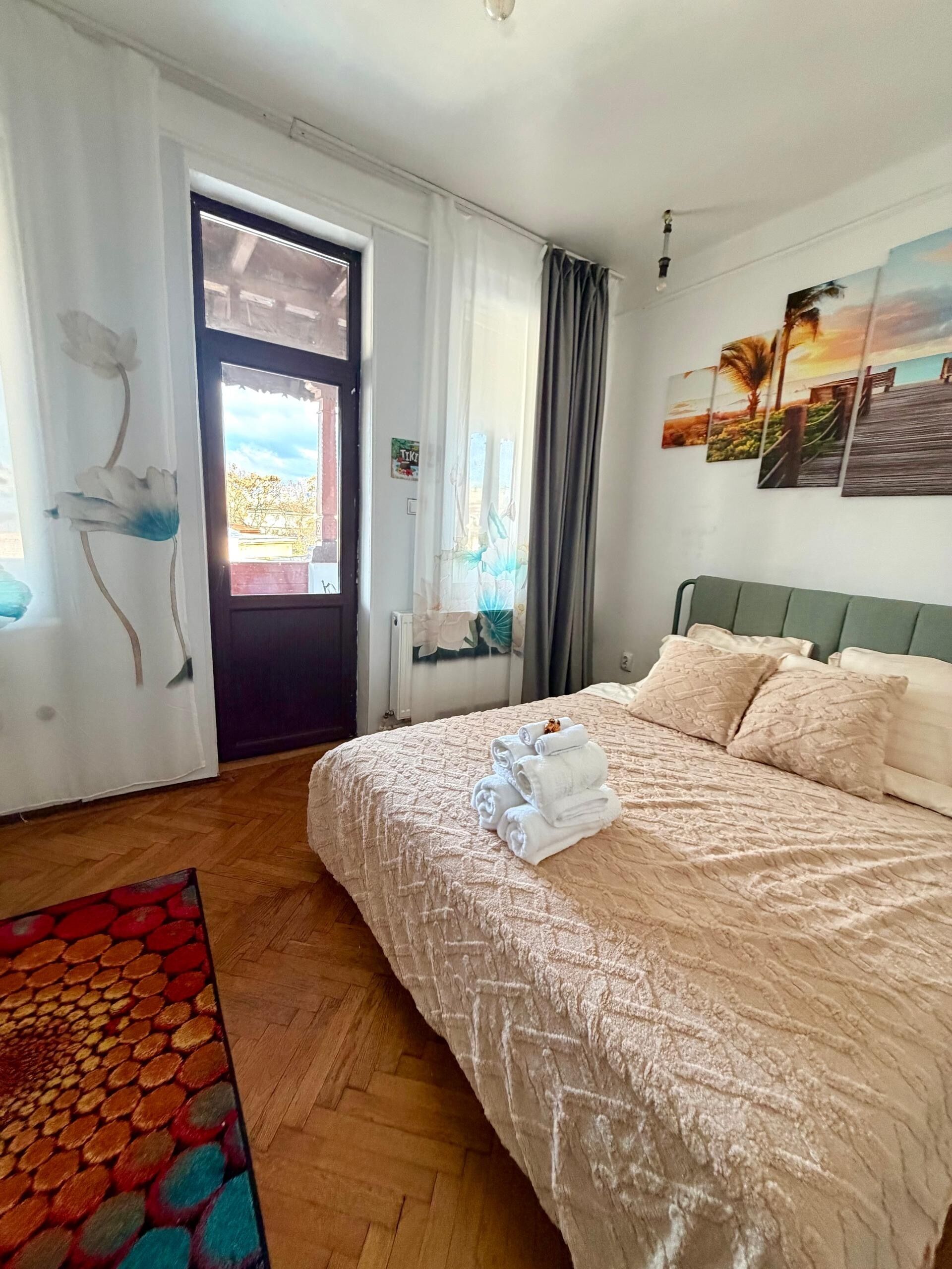 Een strijkplank/strijkijzer, wifi, beddengoed