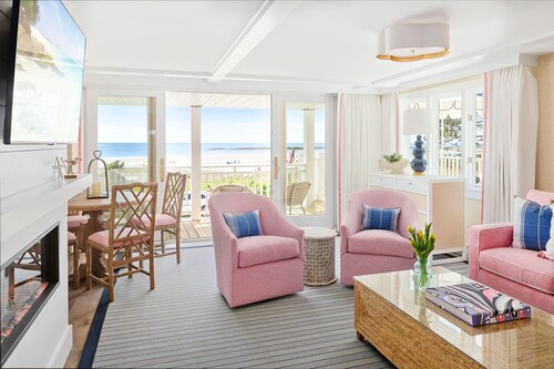 2BR Oceanfront Retreat | Fireplace, Deck & Kitchen