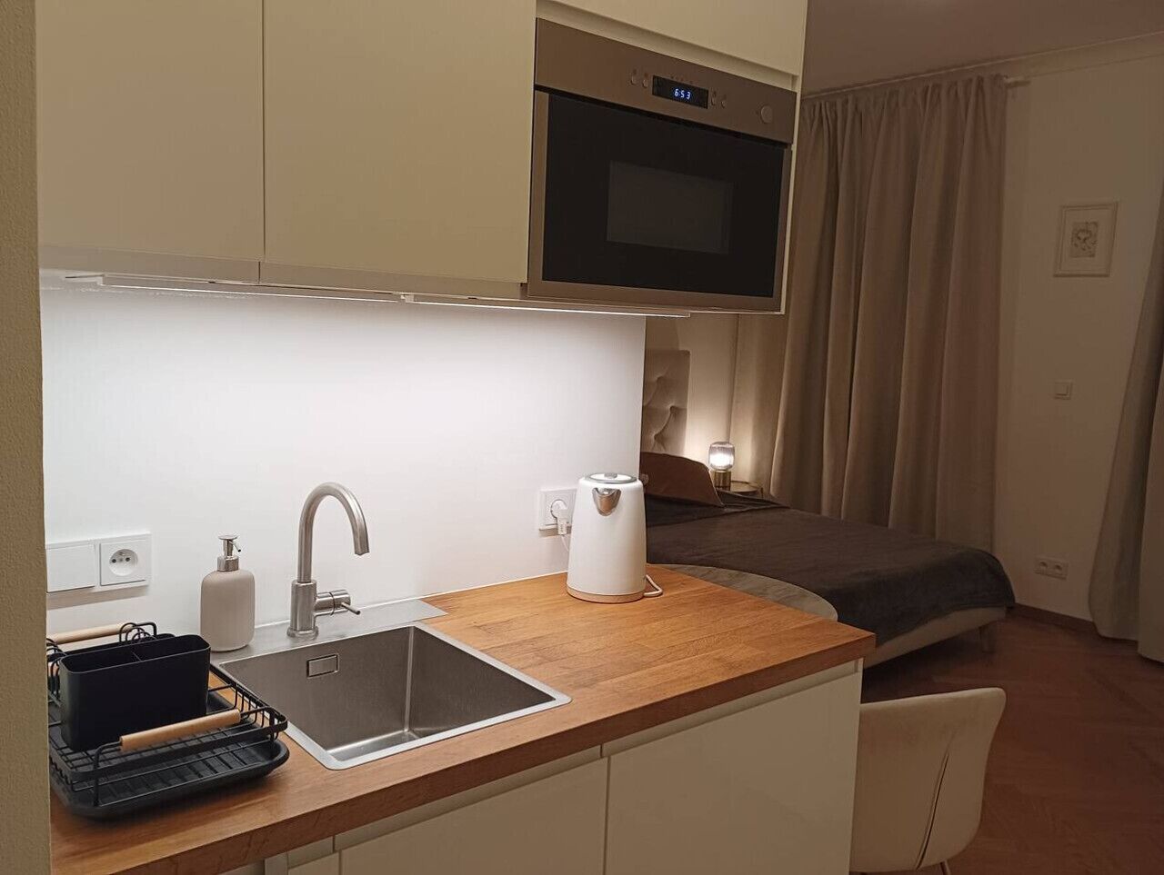 Frigorífico, microondas, placa de cocina y utensilios de cocina