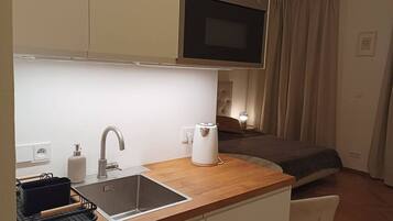 Frigorífico, microondas, placa de cocina y utensilios de cocina