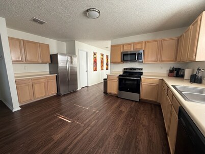 Spacious 3bed 2bath with game room