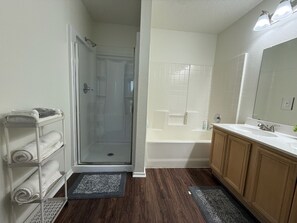 Secadora de cabello, toallas, jabón, papel de baño 