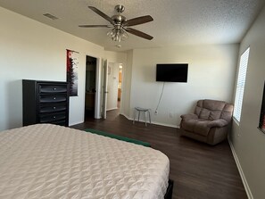 3 habitaciones, tabla de planchar con plancha, wifi y ropa de cama 