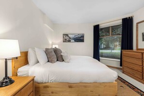 Free WiFi, bed sheets - Glen Eagles by Whistler Premier (Whistler)