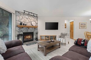 Living area - Glen Eagles by Whistler Premier (Whistler)