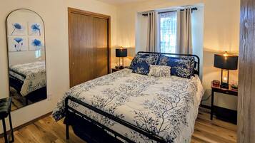 3 chambres, bureau, fer et planche à repasser, lit parapluie