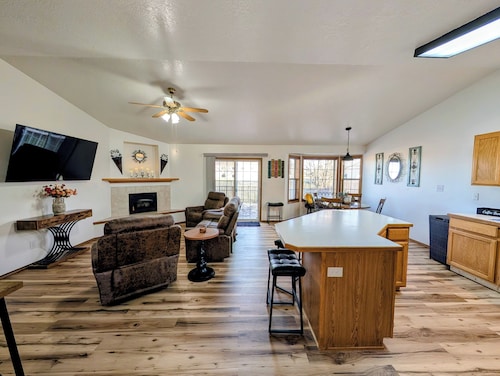 Peaceful 3 BR 8 guest Home 5 mins to St. Luke's and CSI in Twin Falls