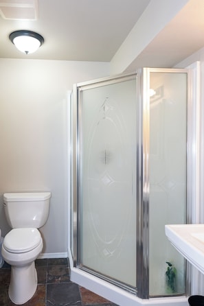Shower, hair dryer, towels, soap - Pacific NW 3 bedroom Home Away from Home in Tacoma (Tacoma)