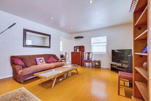 Living area -  NEW RENTAL. Cozy 2 Bedroom House in N Pacific  
Beach, 3 blocks to the beach!!! (San Diego)